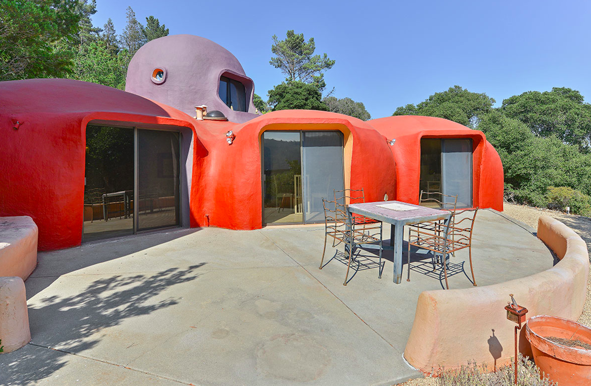 The Iconic Flintstone House’s price goes down $585,000 on the market, still searching its own buyer
