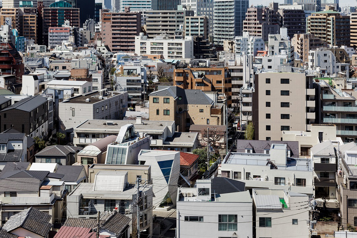 This ill-shaped house was made up of a 100% recyclable concrete in Tokyo by TEKUTO