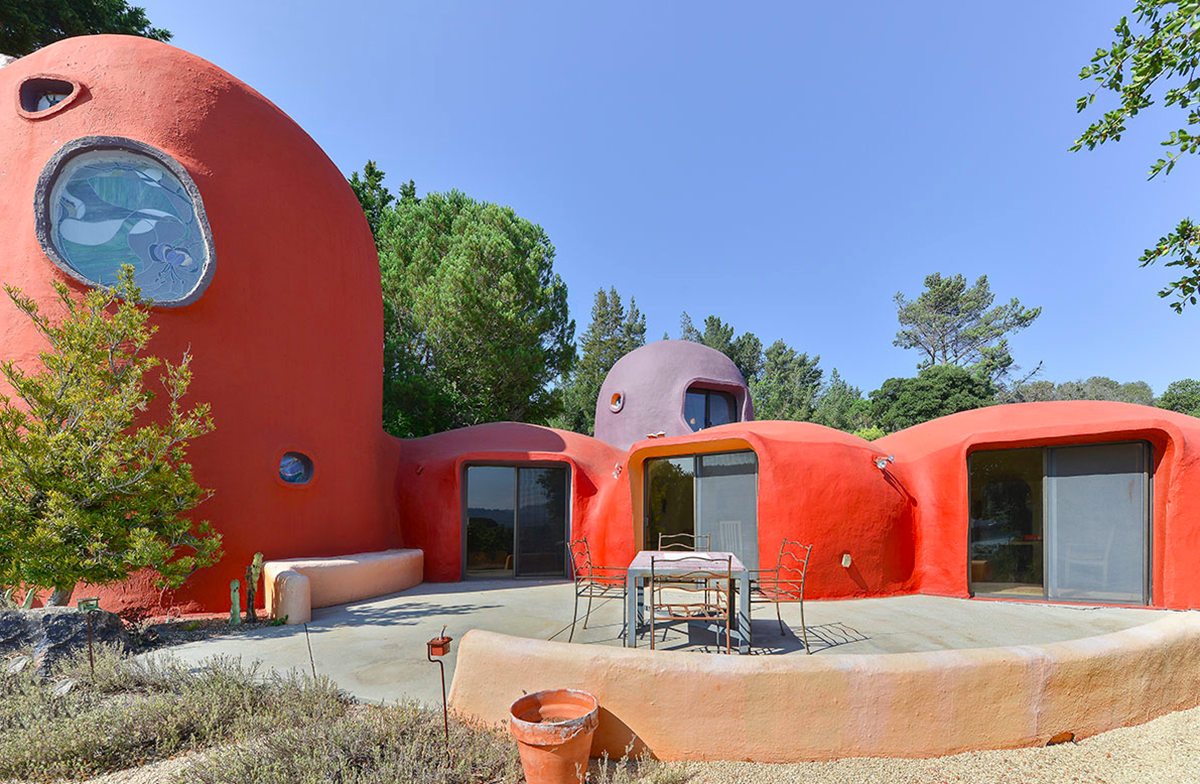 The Iconic Flintstone House’s price goes down $585,000 on the market, still searching its own buyer