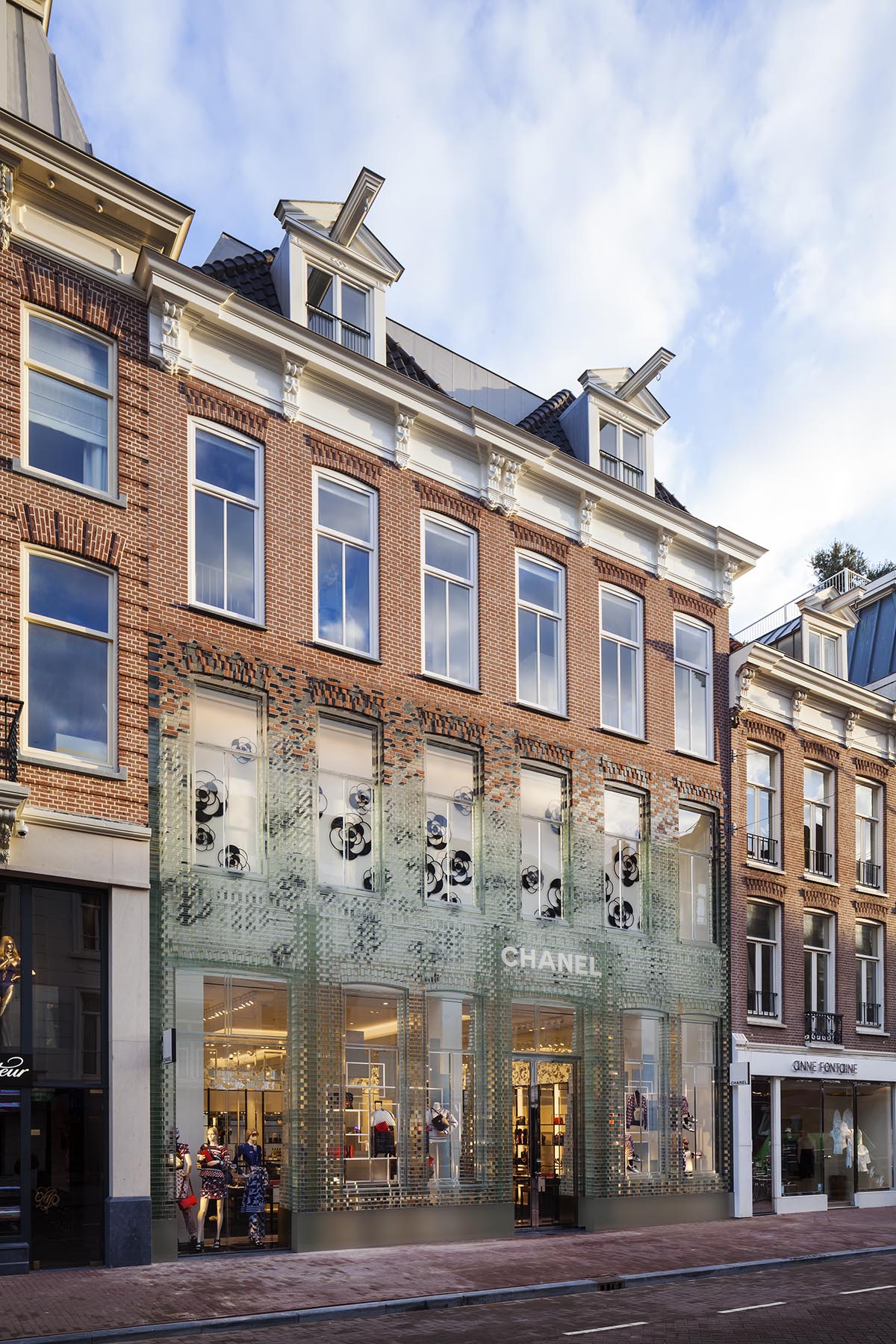 MVRDV complete fully-glazed facade ’Crystal Houses’ in Amsterdam
