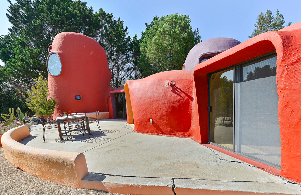 The Iconic Flintstone House’s price goes down $585,000 on the market, still searching its own buyer