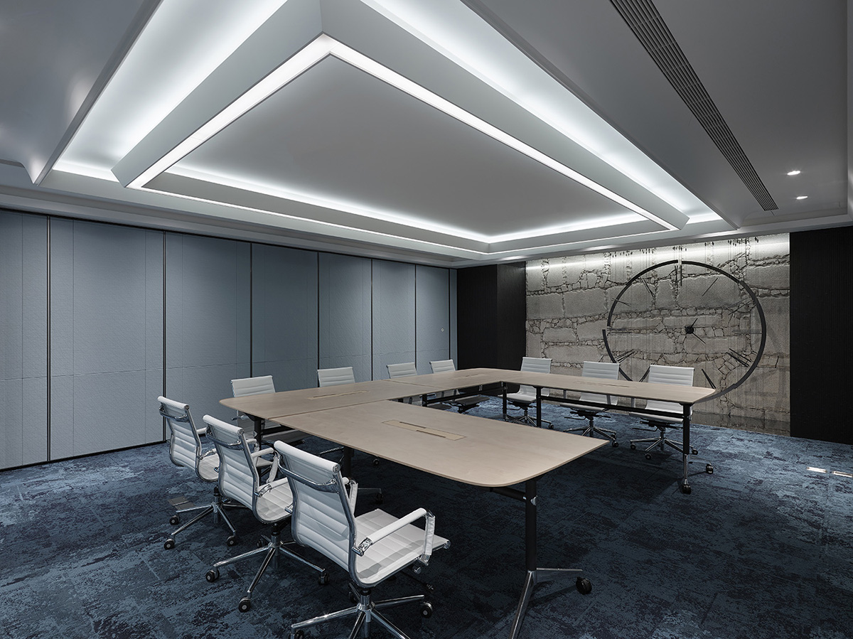 Waterfrom Design completed cnYES Office in Taiwan by using gold and blue colours