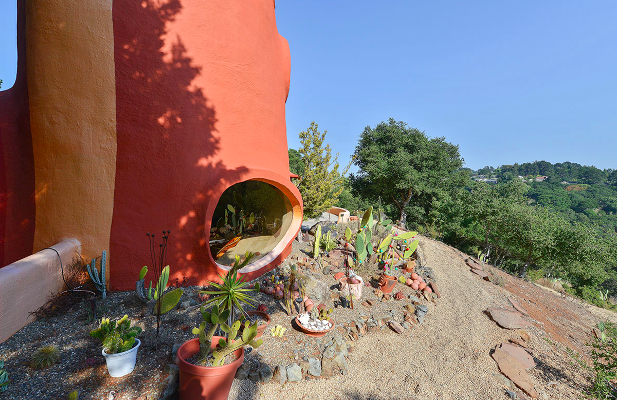 The Iconic Flintstone House’s price goes down $585,000 on the market, still searching its own buyer