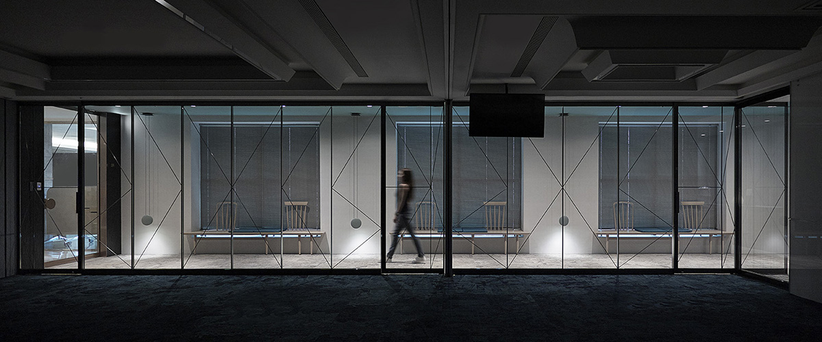 Waterfrom Design completed cnYES Office in Taiwan by using gold and blue colours