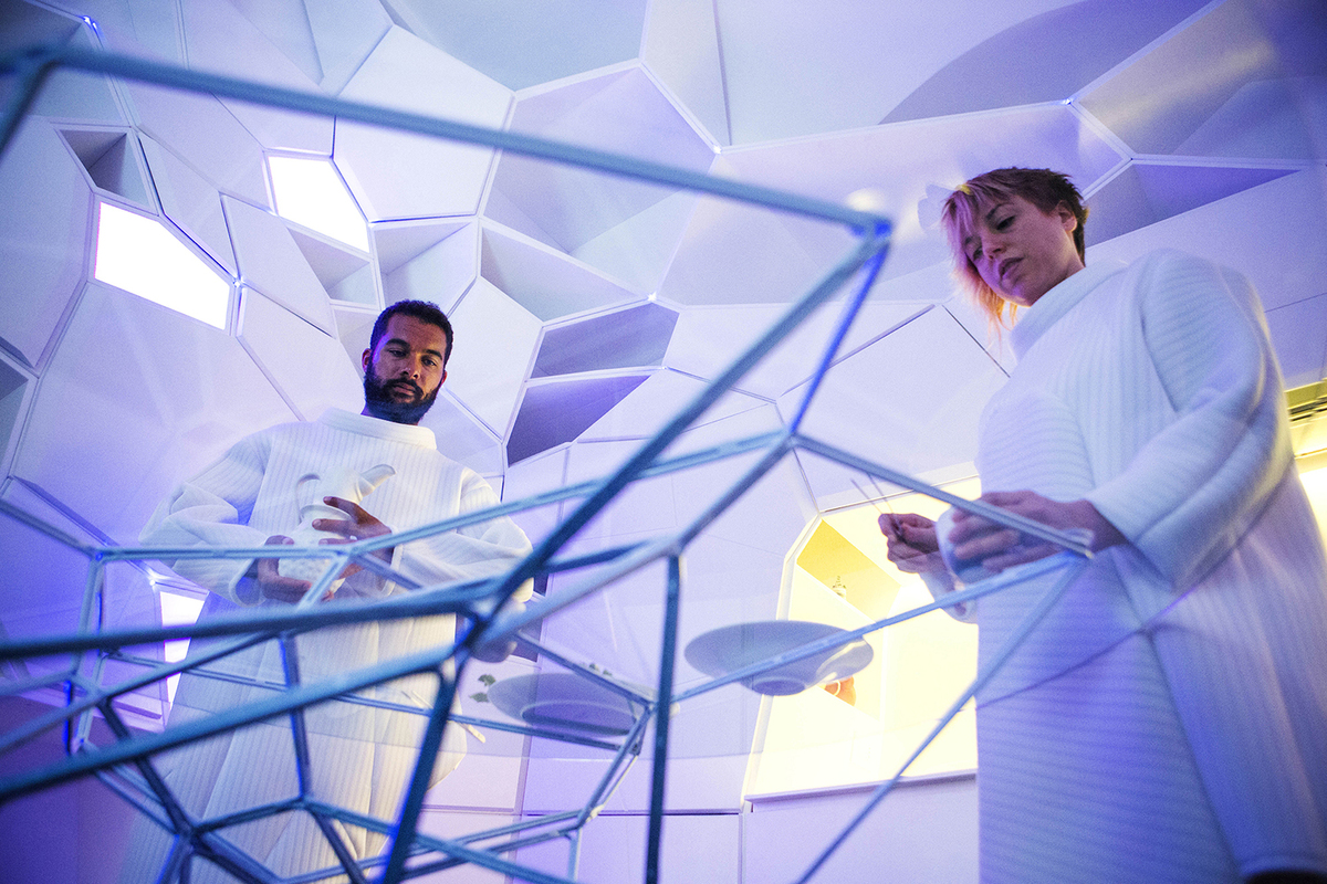 GG-loop’s ’The Infection’ covers the whole walls of the apartment as a multi-sensorial intervention