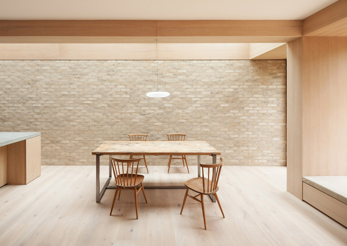Erbar Mattes renovates London’s old house by using soft tones of brick and wood materials