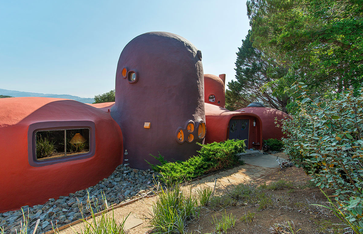The Iconic Flintstone House’s price goes down $585,000 on the market, still searching its own buyer