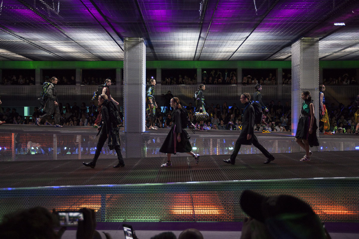 AMO sets linear metallic-coloured ramp for 2017 SS Prada Men&rsquo;s and Women&rsquo;s Show