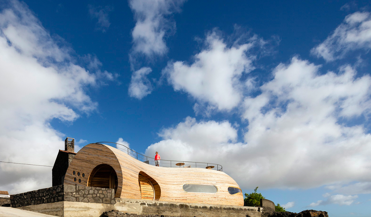A Cella Bar organically attached to the existing building designed by FCC Arquitectura+Paulo Lobo