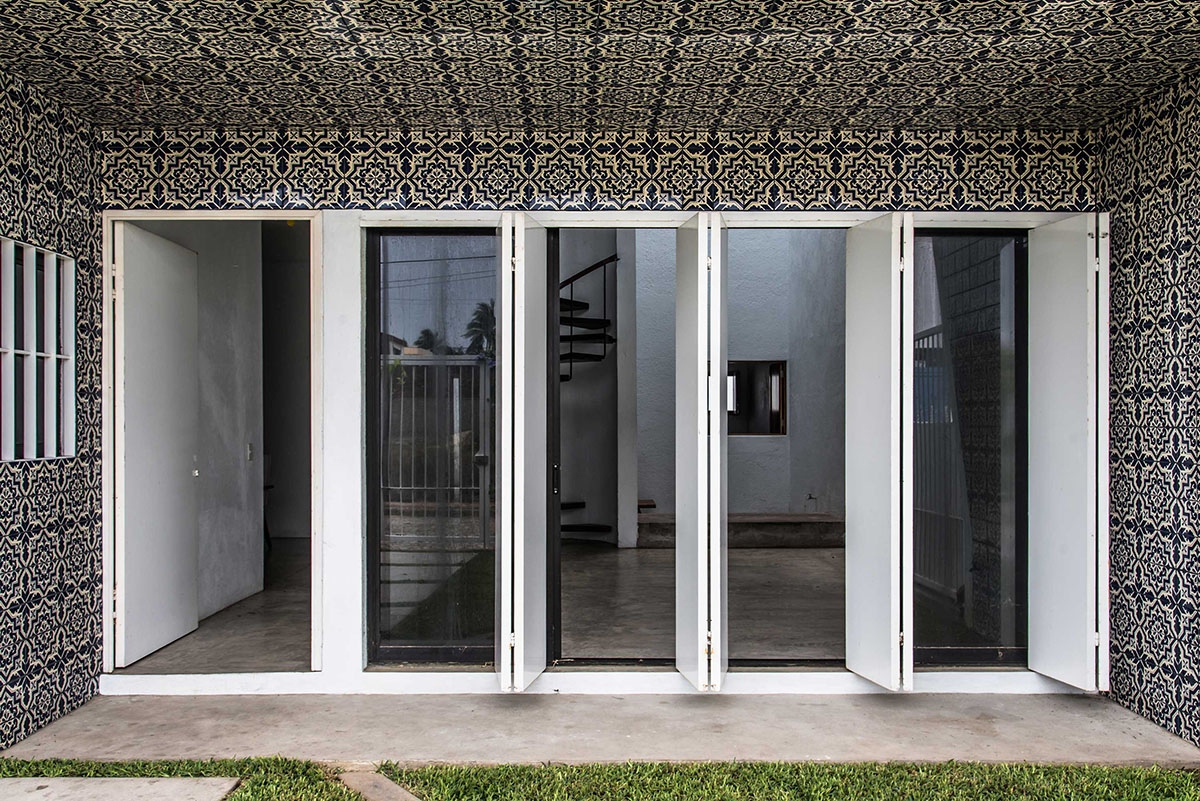 Mexico&rsquo;s 1960s house is covered by handmade tiles by Peter Pichler Architecture