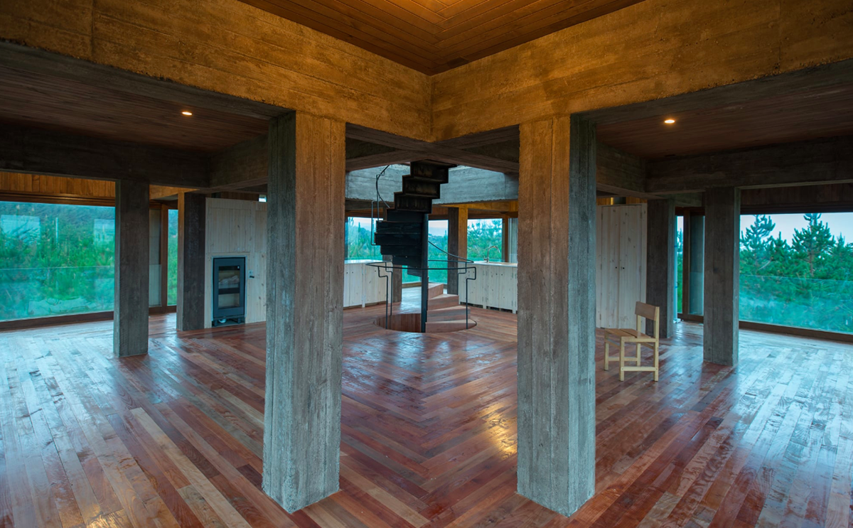 Chilean house comprises concentric and non-directional structure wrapped by four rigid frames