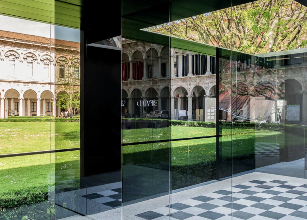 Parisotto+Formenton’s fully mirrored pavilion inspired by an emblematic scene of La Notte film