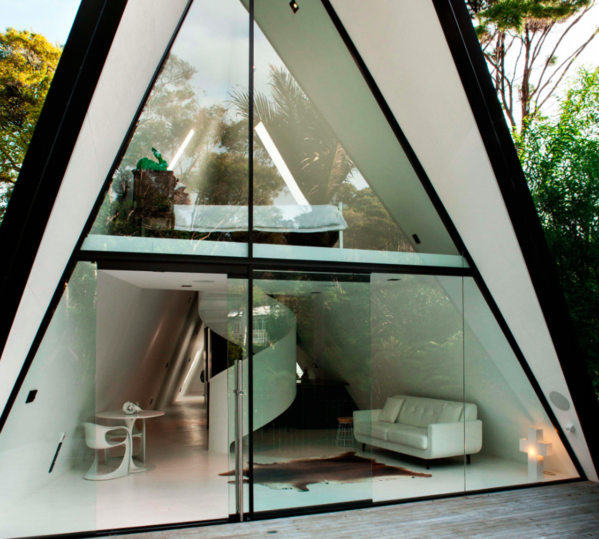 This simple holiday home propels back-to-basics on Auckland&rsquo;s Waiheke Island by Chris Tate