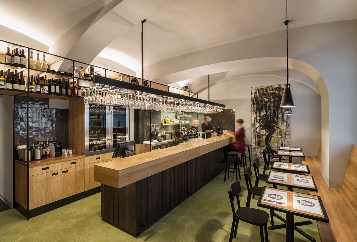 Sue Architects transforms old vacant storefront in Vienna into a small modern Gritzl-Bistro