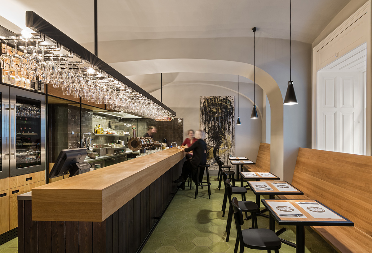 Sue Architects transforms old vacant storefront in Vienna into a small modern Gritzl-Bistro