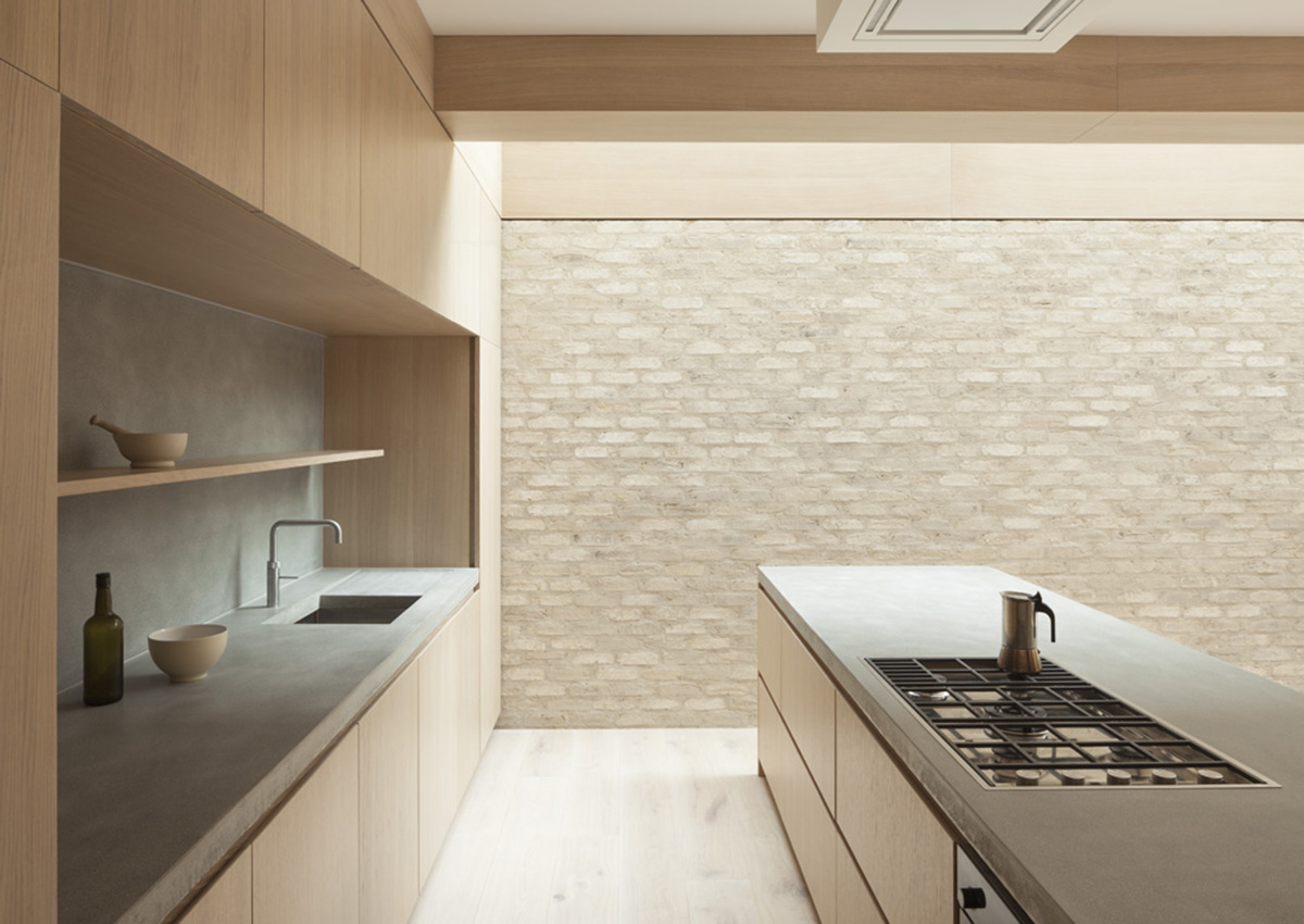 Erbar Mattes renovates London’s old house by using soft tones of brick and wood materials