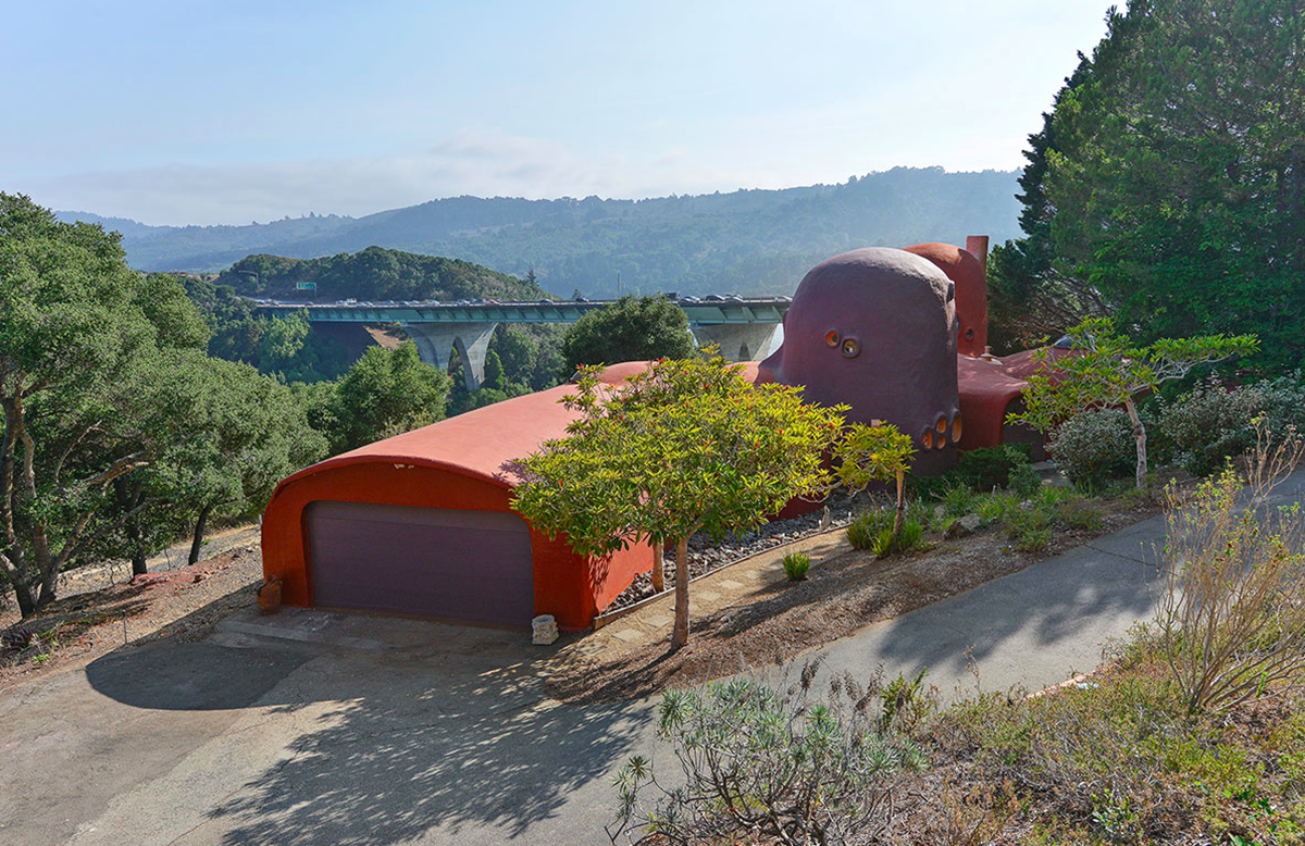 The Iconic Flintstone House’s price goes down $585,000 on the market, still searching its own buyer