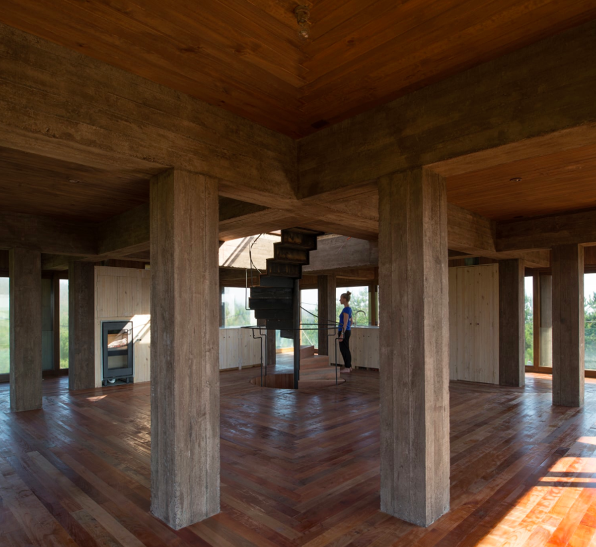 Chilean house comprises concentric and non-directional structure wrapped by four rigid frames