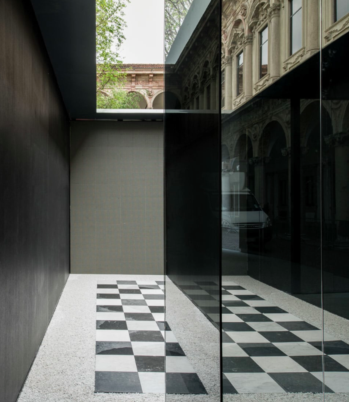 Parisotto+Formenton’s fully mirrored pavilion inspired by an emblematic scene of La Notte film