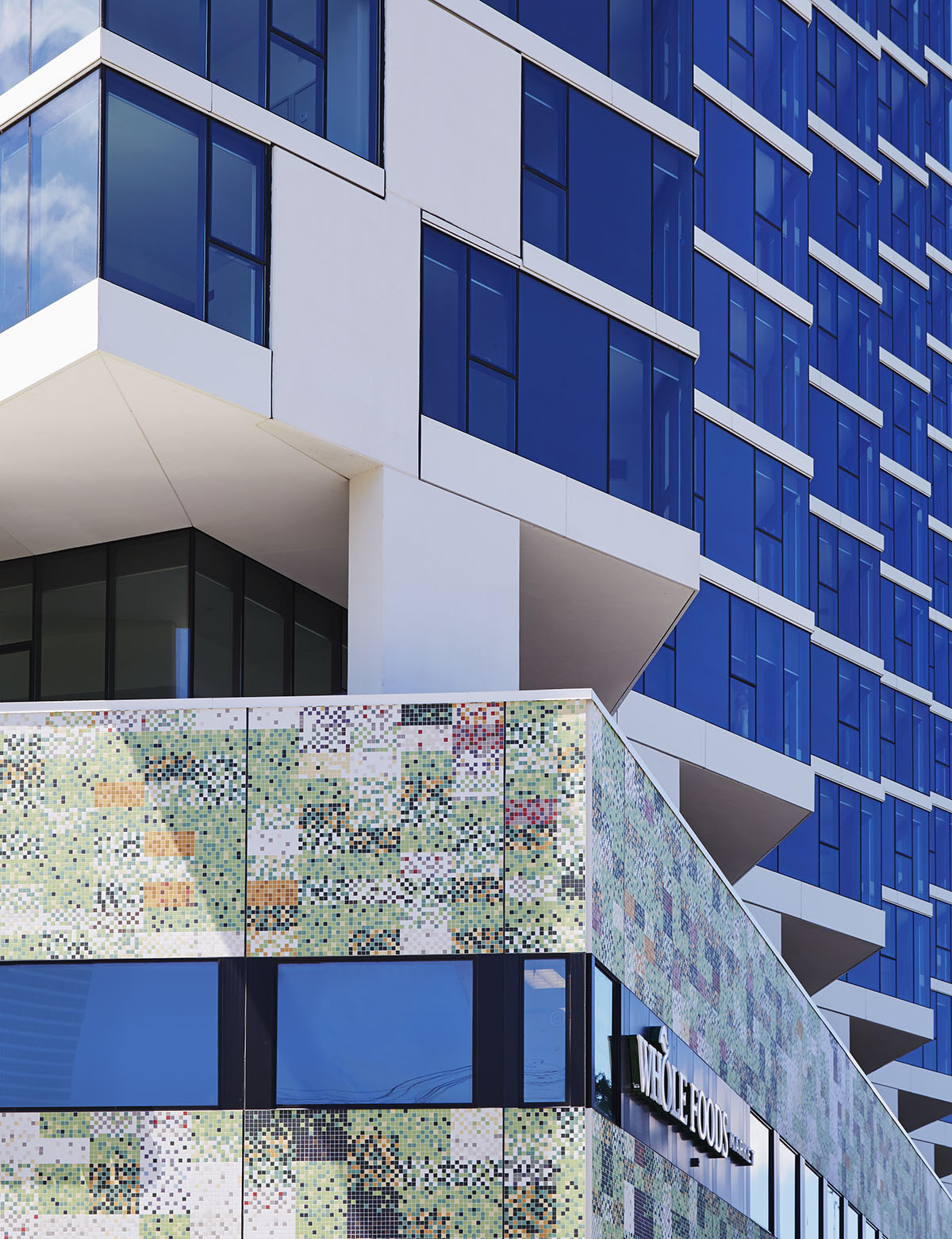 Studio Gang completes City Hyde Park in Chicago, comprised of many irregular patelliform balconies