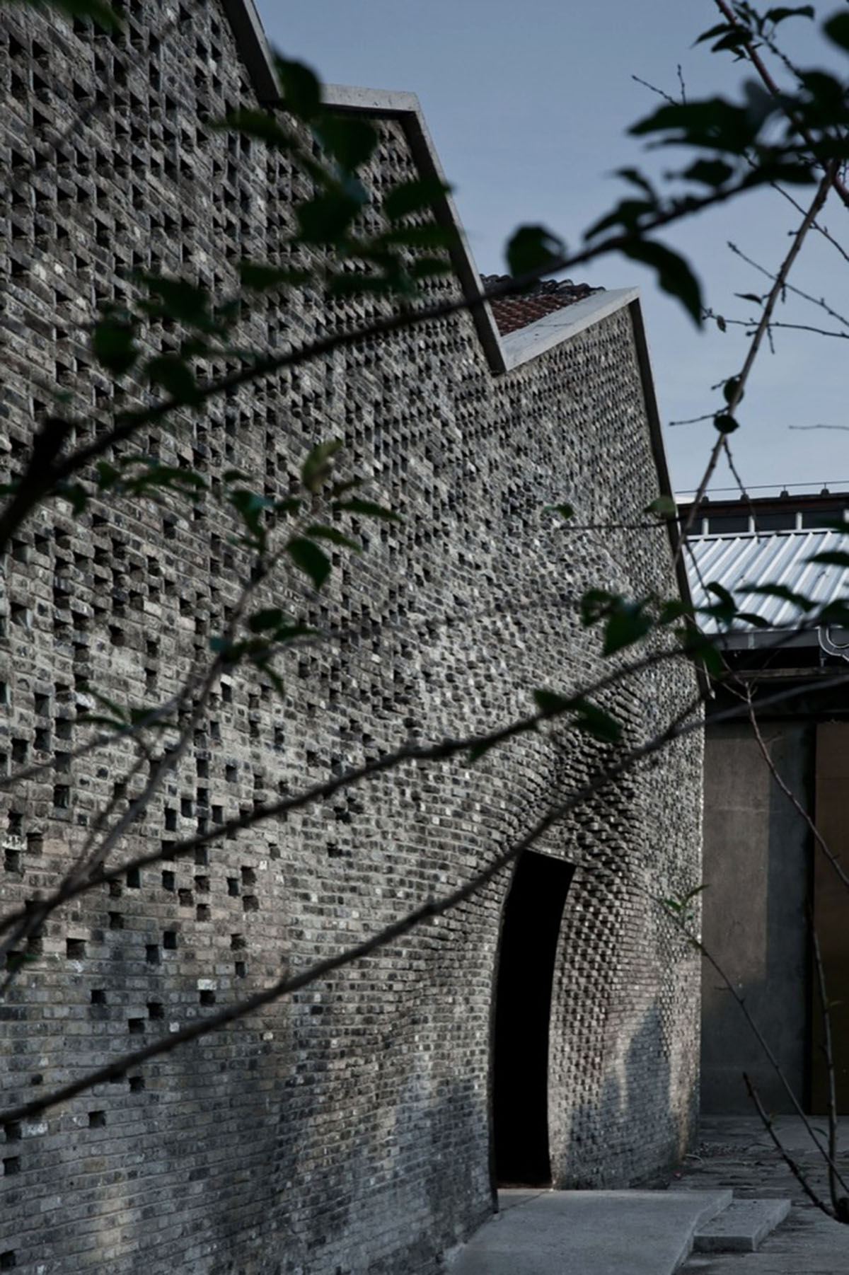 ARCHI-UNION ARCHITECTS USES ROBOTIC MASONRY FABRICATION TECHNIQUE TO THE FACADE OF CHI SHE GALLERY