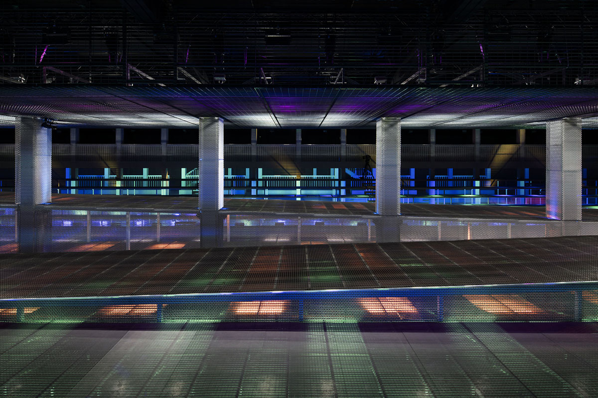 AMO sets linear metallic-coloured ramp for 2017 SS Prada Men&rsquo;s and Women&rsquo;s Show