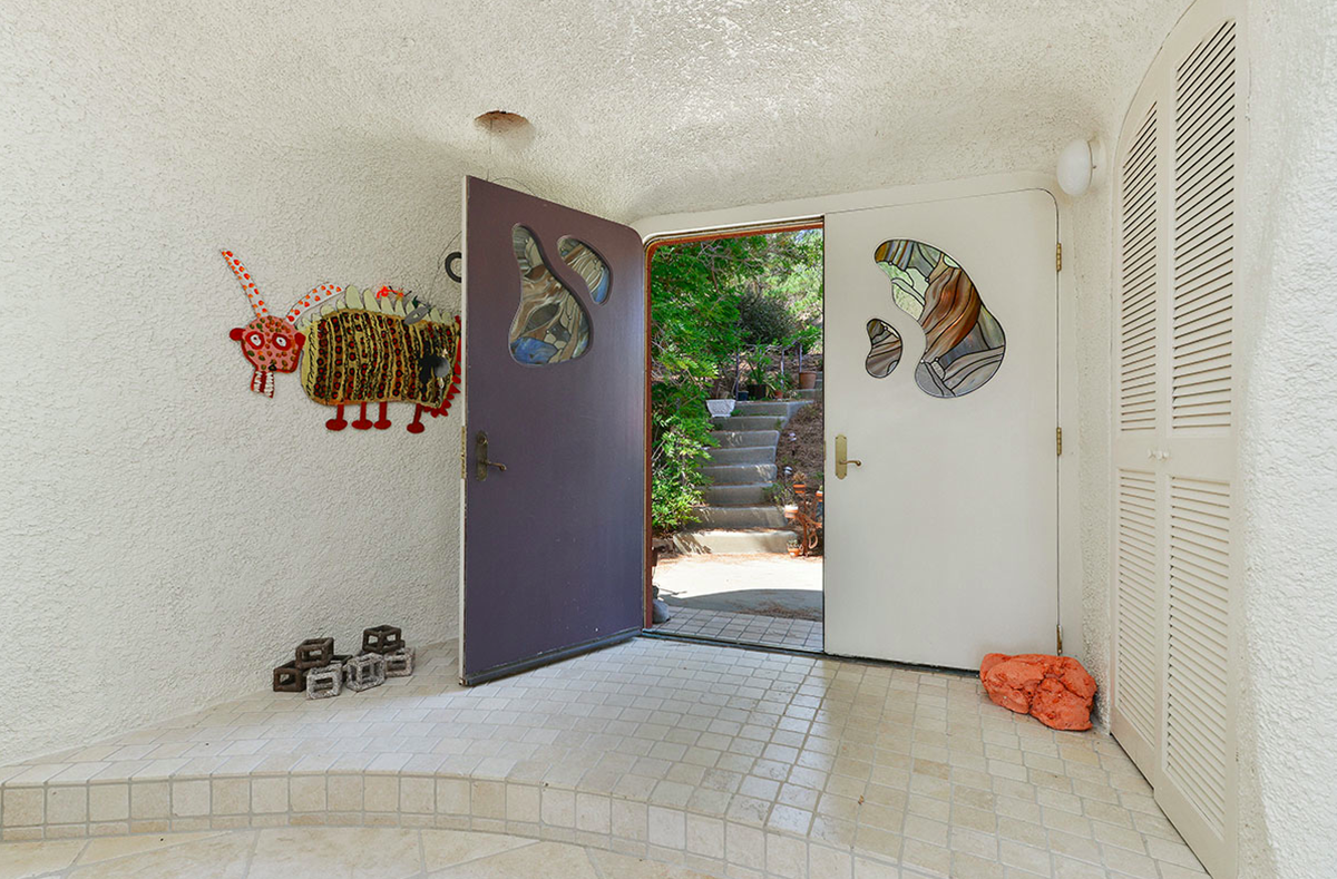 The Iconic Flintstone House’s price goes down $585,000 on the market, still searching its own buyer