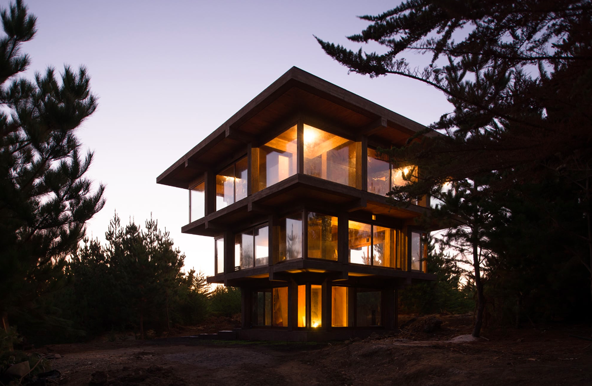 Chilean house comprises concentric and non-directional structure wrapped by four rigid frames