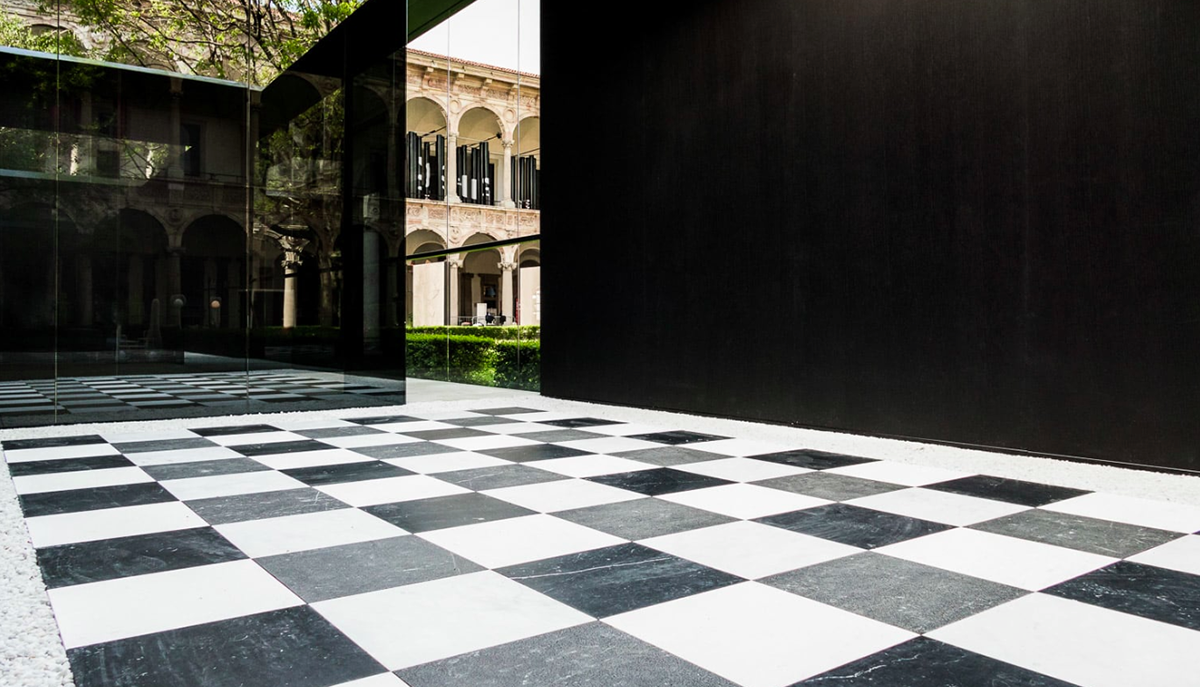 Parisotto+Formenton’s fully mirrored pavilion inspired by an emblematic scene of La Notte film