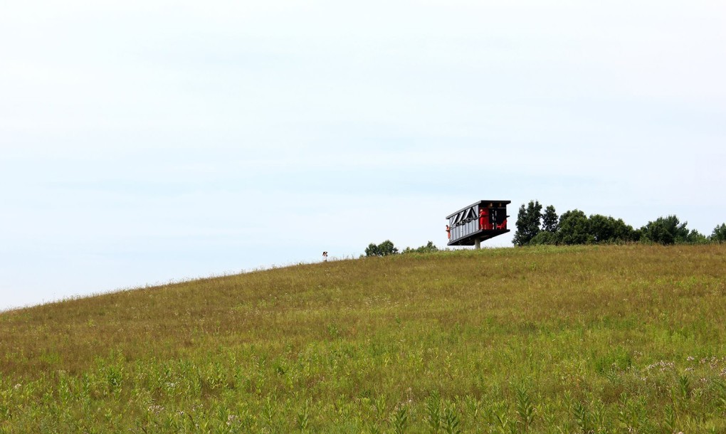 Alex Schweder+Ward Shelley’s new residence ’ReActor’ on a single column rotates 360-Degrees