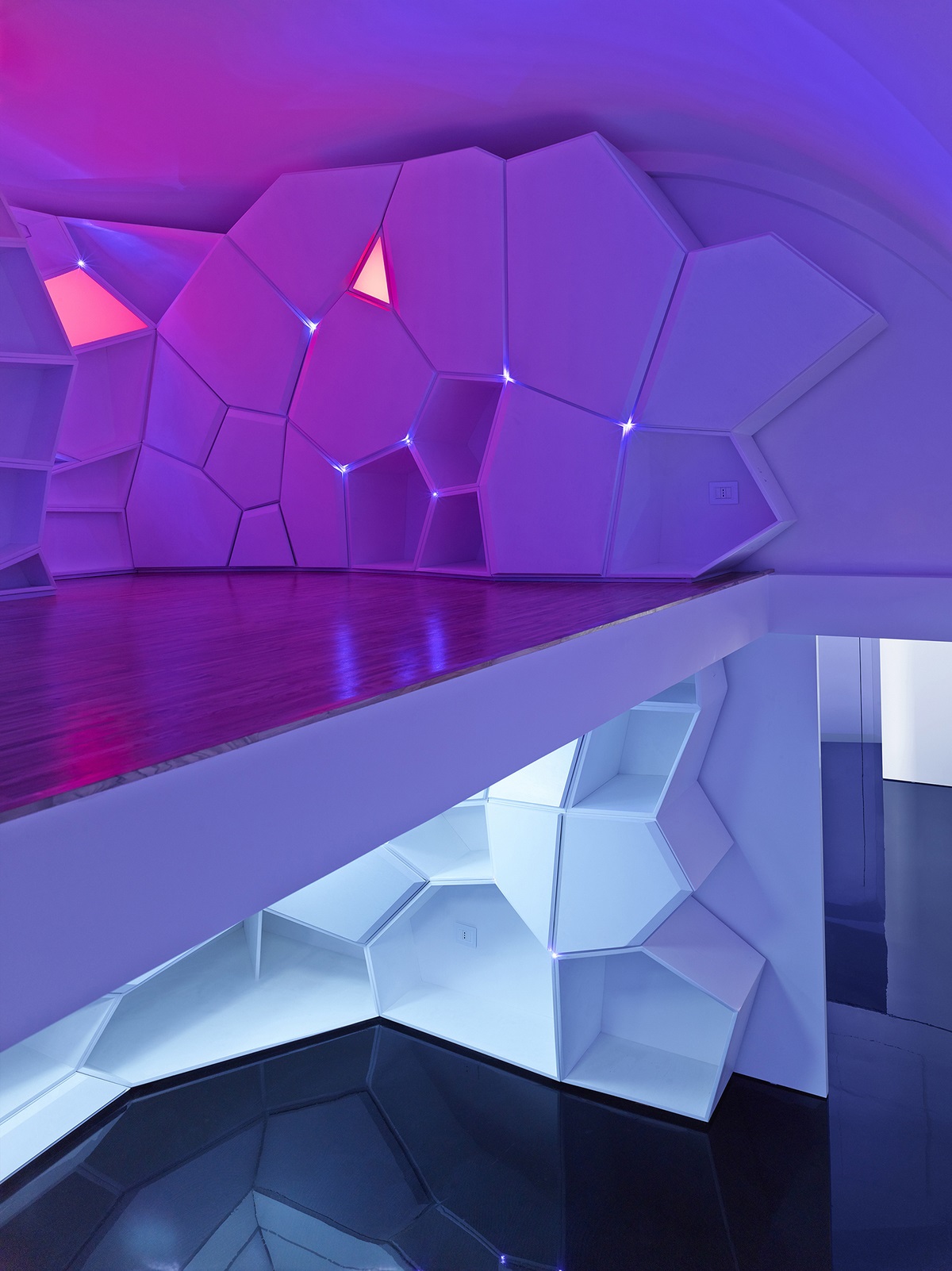 GG-loop’s ’The Infection’ covers the whole walls of the apartment as a multi-sensorial intervention