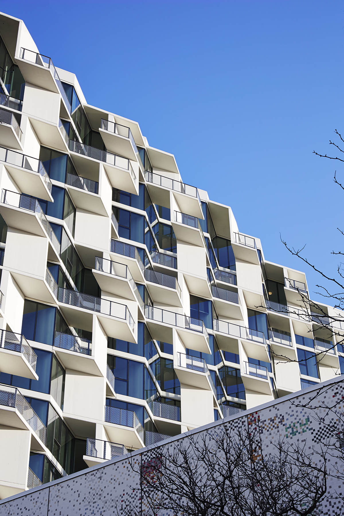 Studio Gang completes City Hyde Park in Chicago, comprised of many irregular patelliform balconies