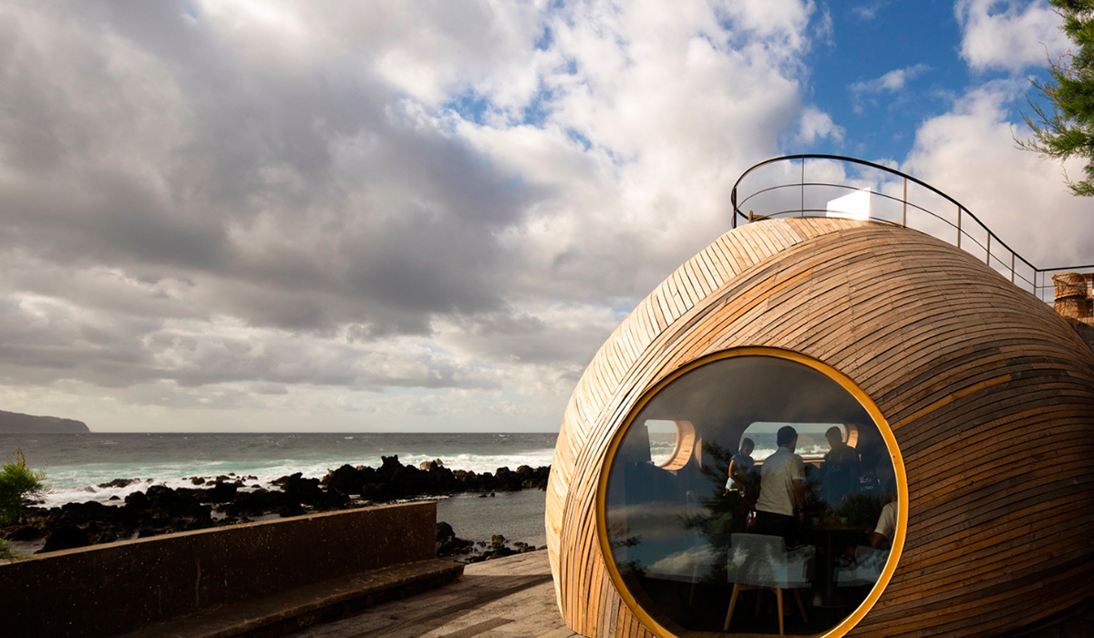 A Cella Bar organically attached to the existing building designed by FCC Arquitectura+Paulo Lobo