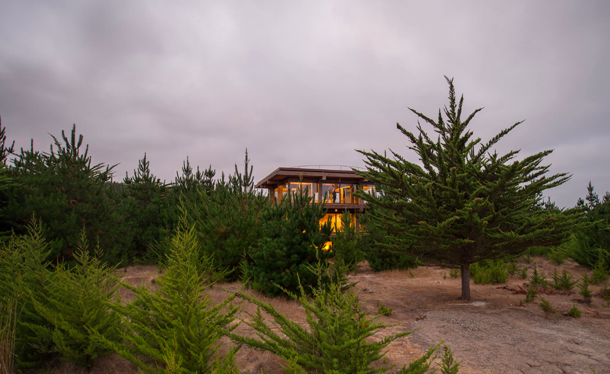 Chilean house comprises concentric and non-directional structure wrapped by four rigid frames