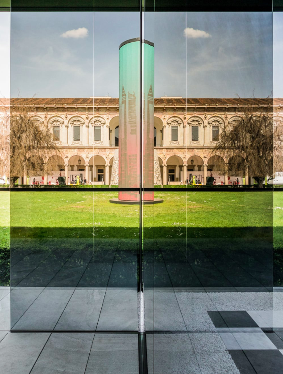 Parisotto+Formenton’s fully mirrored pavilion inspired by an emblematic scene of La Notte film