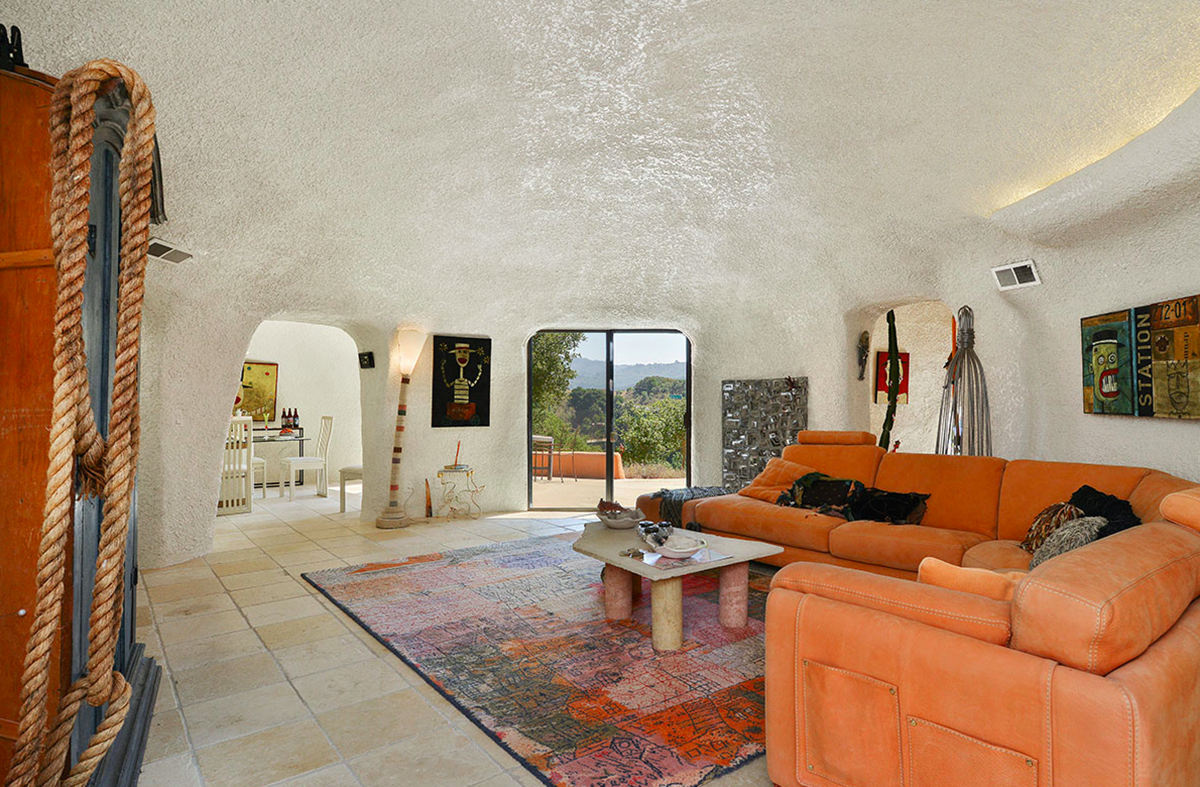 The Iconic Flintstone House’s price goes down $585,000 on the market, still searching its own buyer