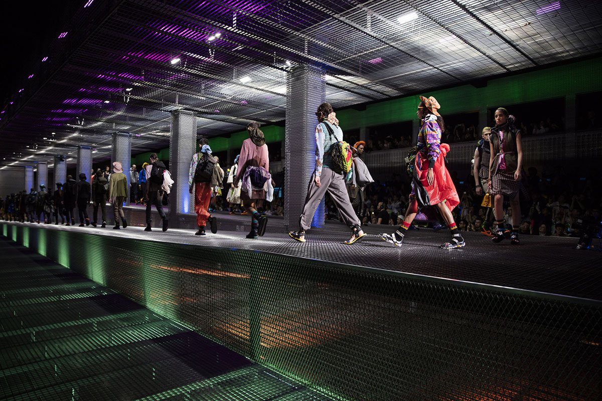 AMO sets linear metallic-coloured ramp for 2017 SS Prada Men&rsquo;s and Women&rsquo;s Show