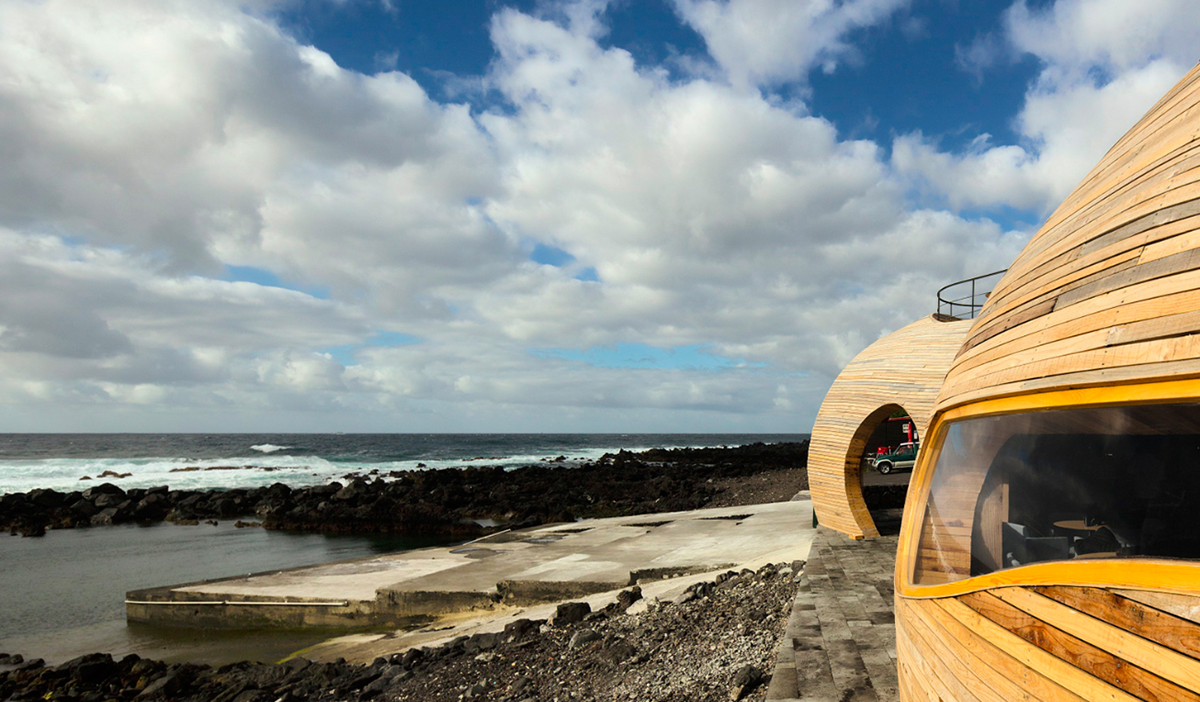 A Cella Bar organically attached to the existing building designed by FCC Arquitectura+Paulo Lobo