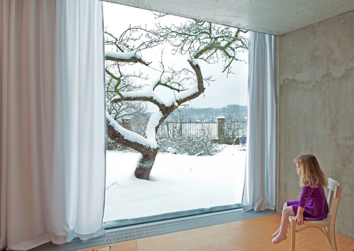 This branched tree-like house creates a chameleon effect in its surrounding