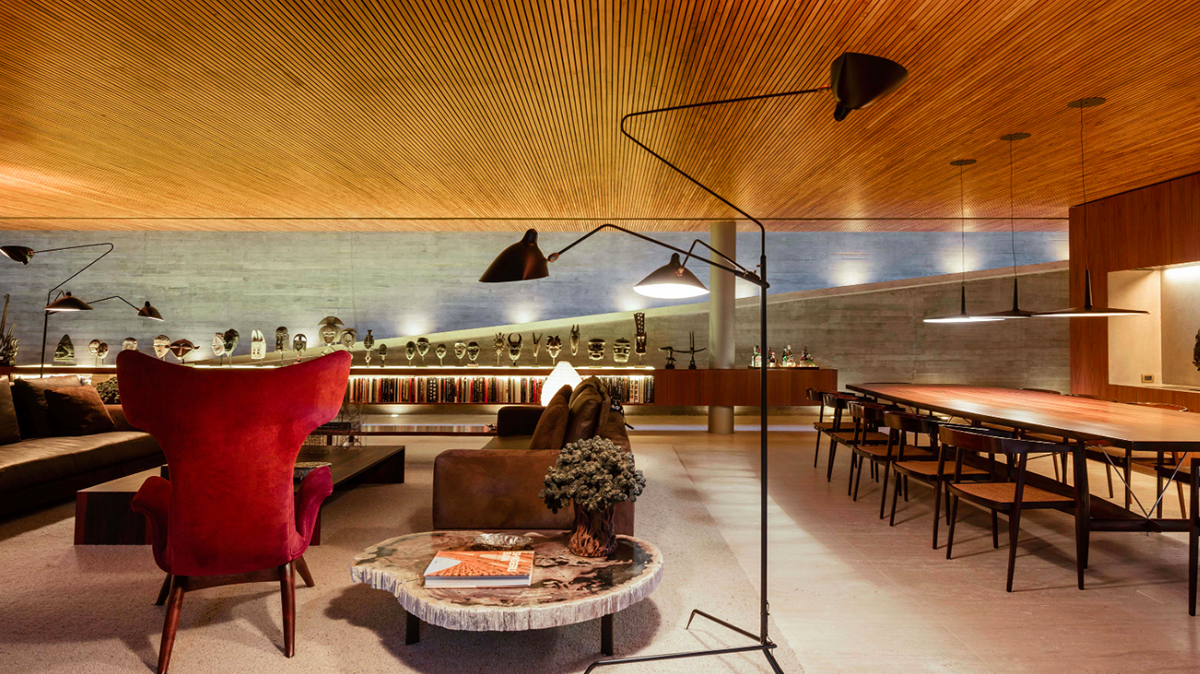 A 25,50 metre-long ramp creates smooth transition between rooms in the Studio MK27’s Ramp House