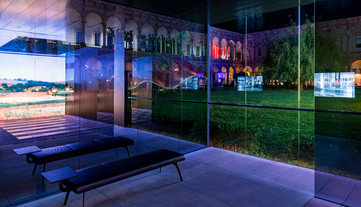 Parisotto+Formenton’s fully mirrored pavilion inspired by an emblematic scene of La Notte film