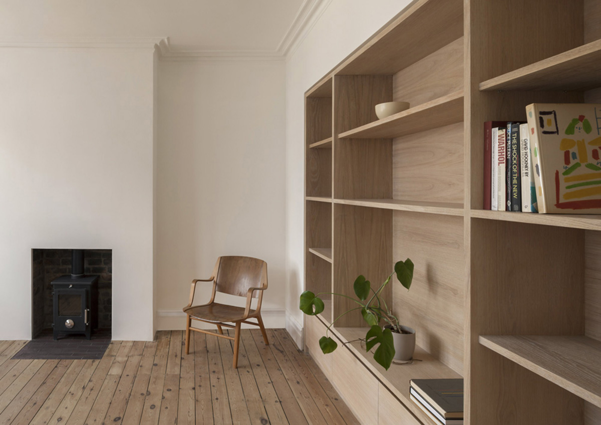 Erbar Mattes renovates London’s old house by using soft tones of brick and wood materials