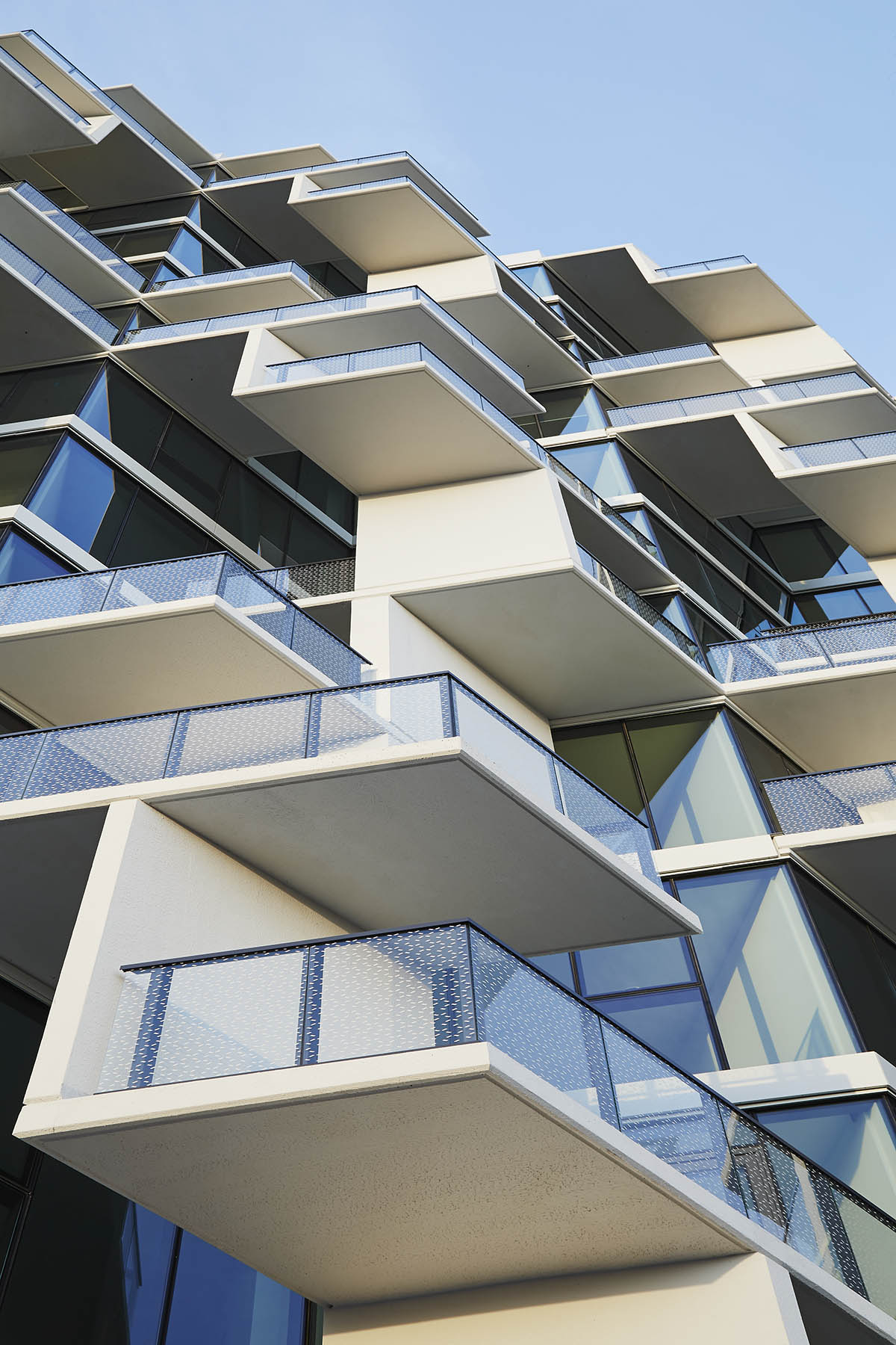 Studio Gang completes City Hyde Park in Chicago, comprised of many irregular patelliform balconies