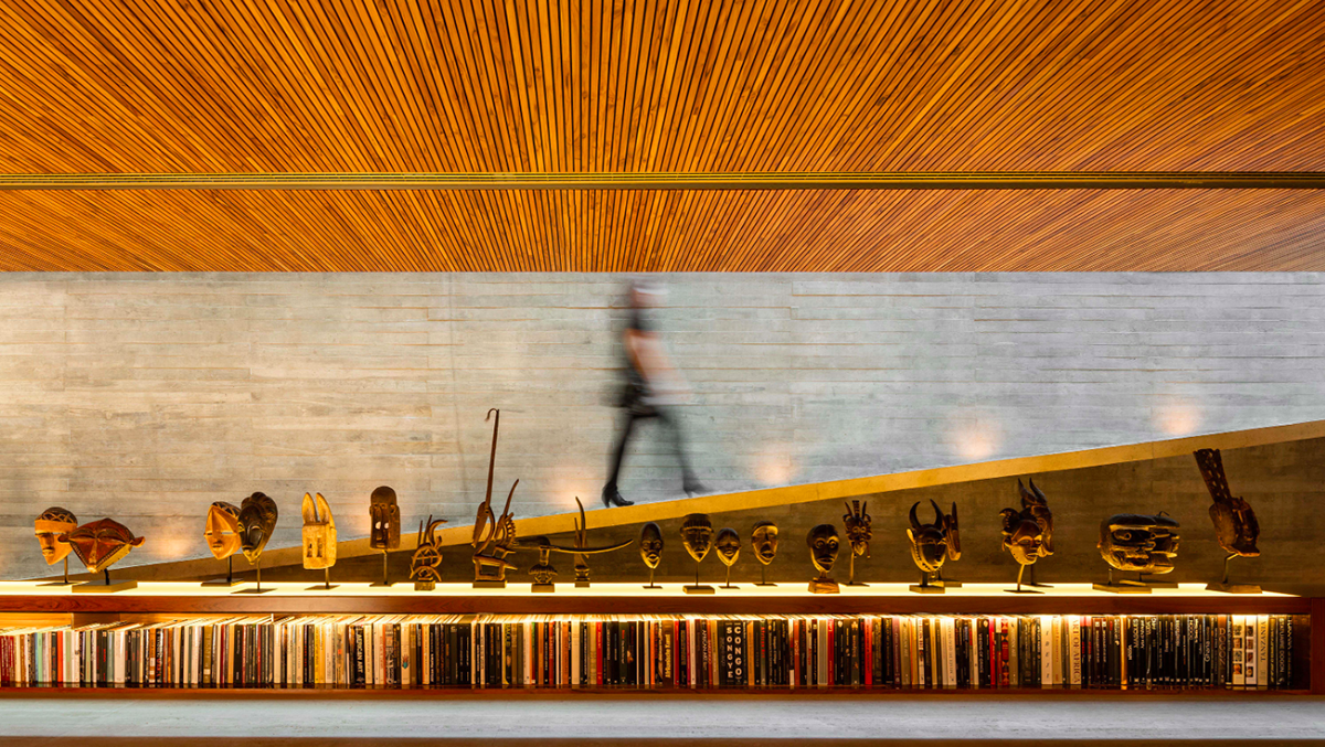 A 25,50 metre-long ramp creates smooth transition between rooms in the Studio MK27’s Ramp House