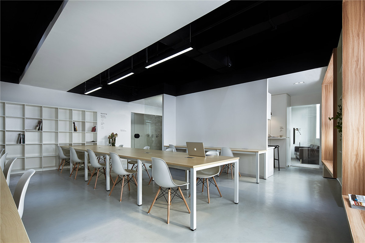 Muxin Design completed Intoo Office in China creating monochromatic style for the IT company
