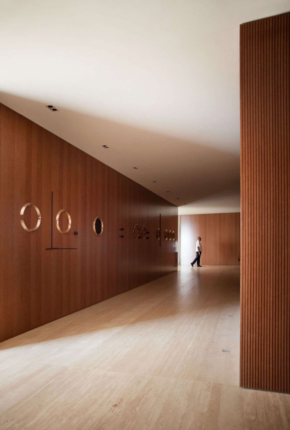 Studio MK27 sets up a reminiscent wooden library in Brazilian SP_Penthouse