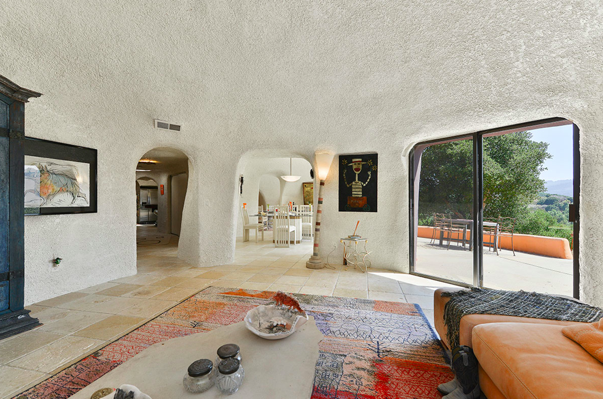 The Iconic Flintstone House’s price goes down $585,000 on the market, still searching its own buyer