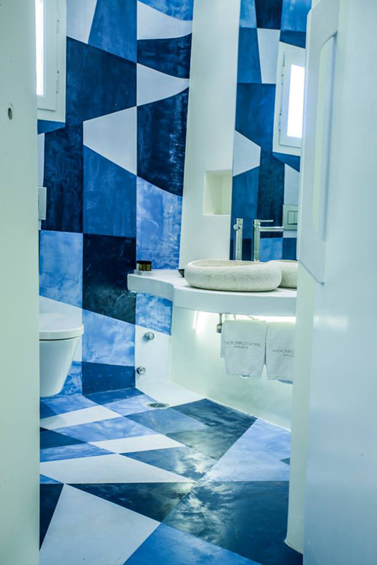 New Blue Suites in Greece are made up of Cocoon elements and harmonized with shades of blue by KLab