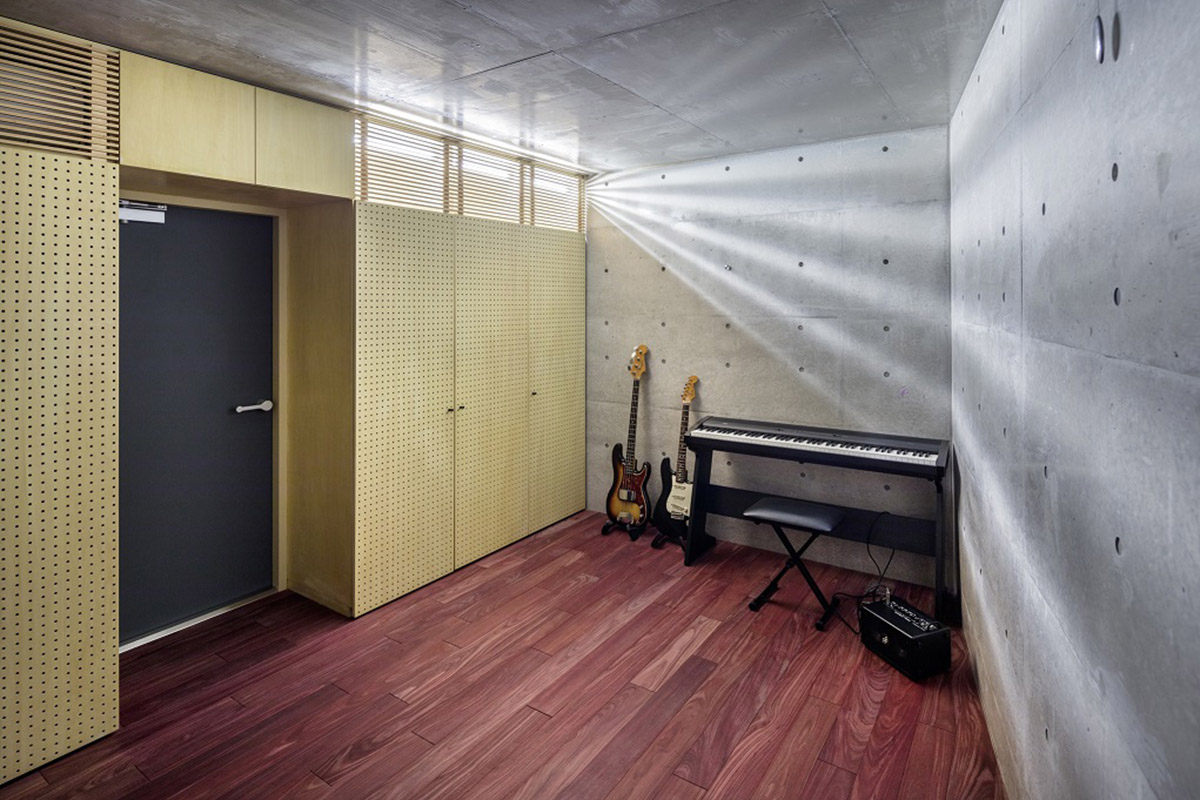 This ill-shaped house was made up of a 100% recyclable concrete in Tokyo by TEKUTO