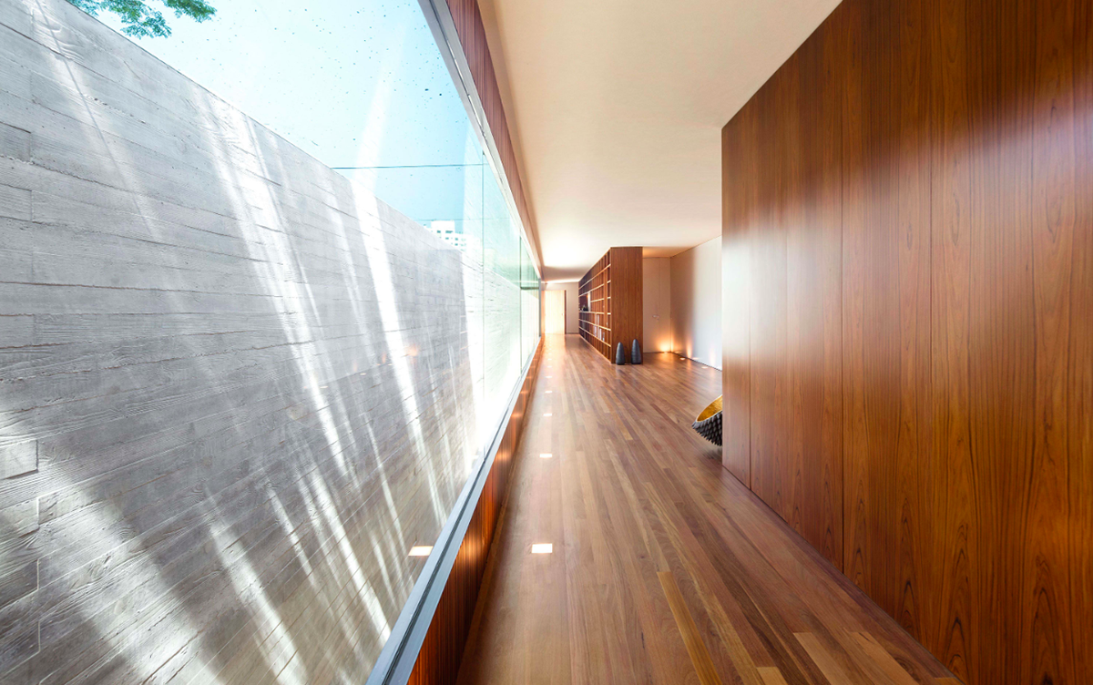 A 25,50 metre-long ramp creates smooth transition between rooms in the Studio MK27’s Ramp House